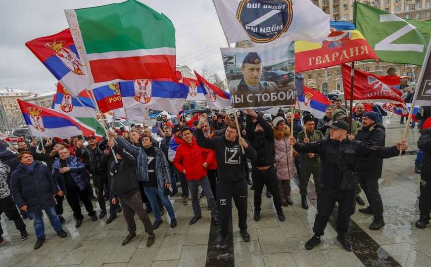 Šajkače i simbol "Z" zajedno u Moskvi: Srbi se pridružili Rusima na protestu